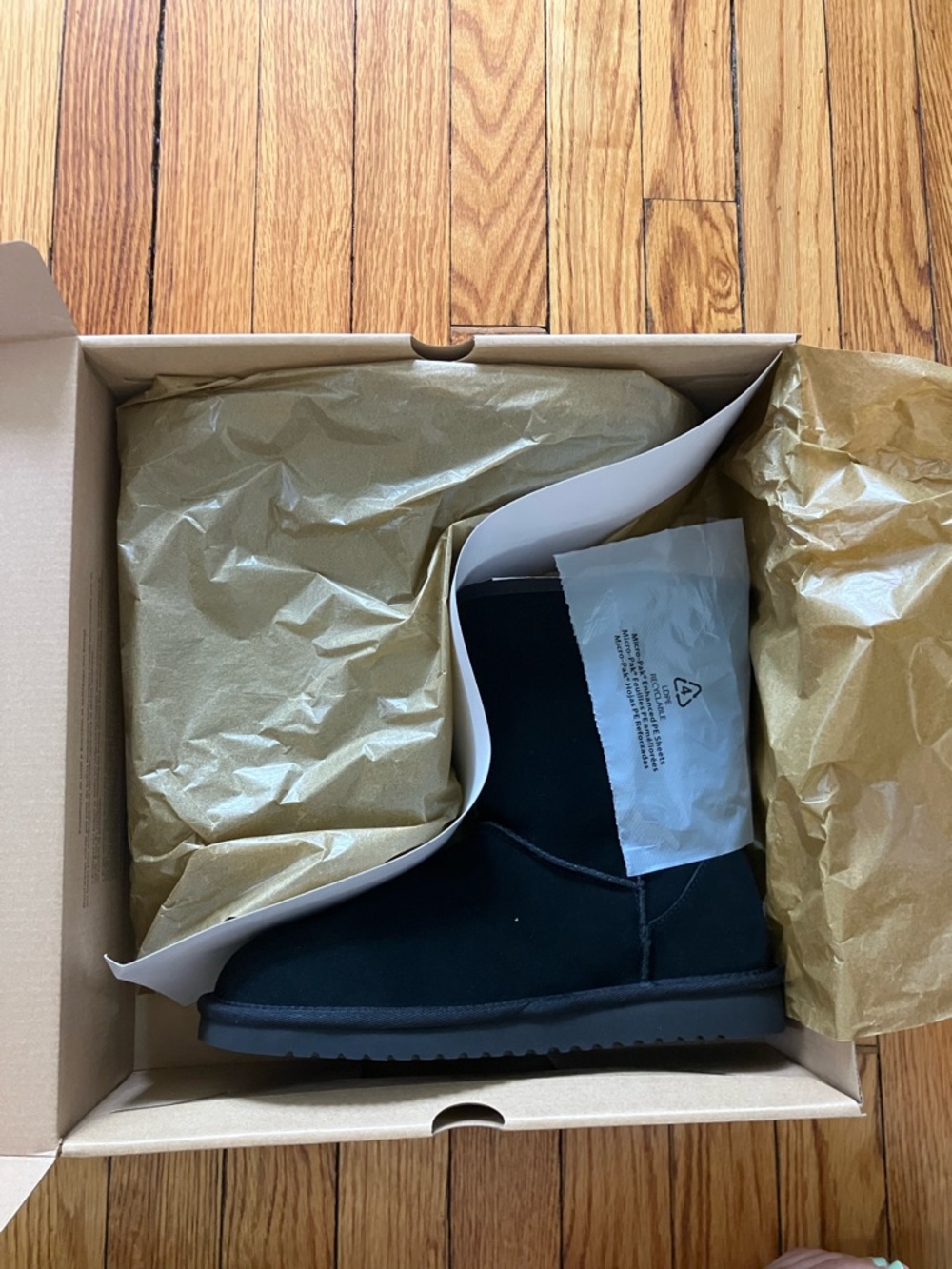 NWT Uggs - Koolaburra Black Short Size 8